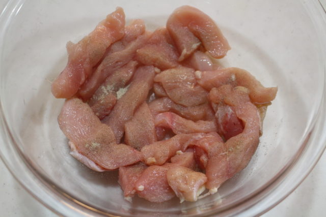 IMG 7538 鶏胸肉の節約作り置きおかずレシピ。鶏ムネ肉のうま塩焼きの簡単作り方。