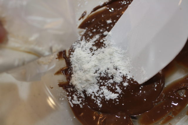 IMG 8346 材料3つでサクほろ食感！チョコレート70パーセントの焼きチョコクッキーの簡単作り方。
