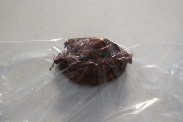 IMG 8390 材料3つでサクほろ食感！チョコレート70パーセントの焼きチョコクッキーの簡単作り方。