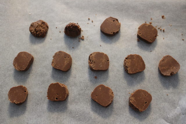 IMG 8393 材料3つでサクほろ食感！チョコレート70パーセントの焼きチョコクッキーの簡単作り方。