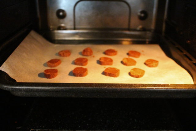 IMG 8395 材料3つでサクほろ食感！チョコレート70パーセントの焼きチョコクッキーの簡単作り方。
