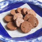 材料3つでサクほろ食感！チョコレート70パーセントの焼きチョコクッキーの簡単作り方。