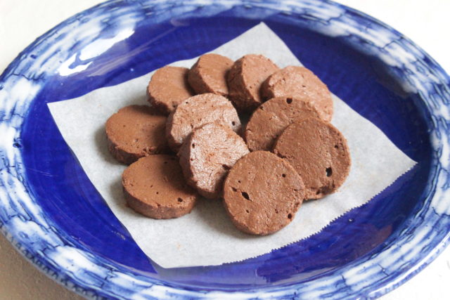 IMG 8418 材料3つでサクほろ食感！チョコレート70パーセントの焼きチョコクッキーの簡単作り方。