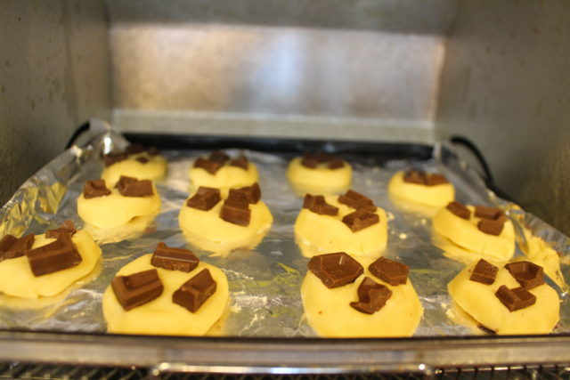 IMG 8865 材料4つでトースターで4分！人気のさくさくチョコチップクッキーの簡単レシピ。