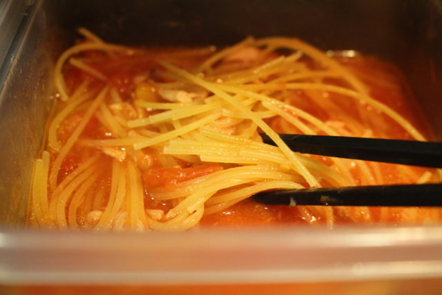 IMG 9910 人気のトマト缶とツナ缶のパスタの簡単レシピ。レンジでゆでる作り方。コンソメと缶詰で包丁不要！