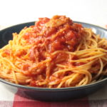 人気のトマト缶とツナ缶のパスタの簡単レシピ。レンジでゆでる作り方。コンソメと缶詰で包丁不要！