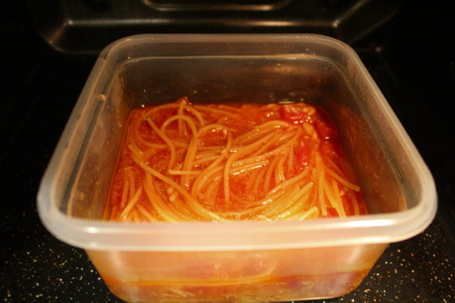 IMG 9976 1 人気のトマト缶とツナ缶のパスタの簡単レシピ。レンジでゆでる作り方。コンソメと缶詰で包丁不要！
