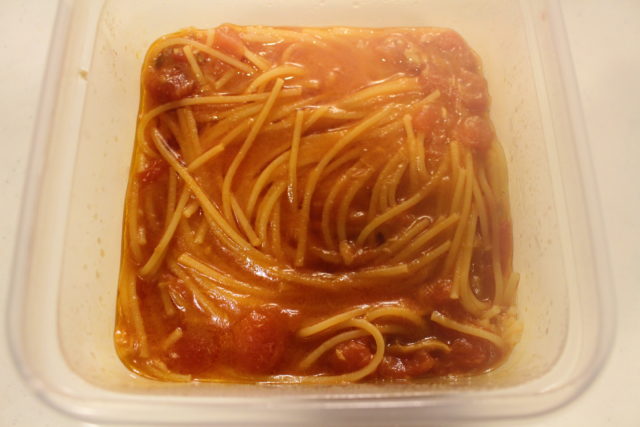 IMG 9977 1 人気のトマト缶とツナ缶のパスタの簡単レシピ。レンジでゆでる作り方。コンソメと缶詰で包丁不要！