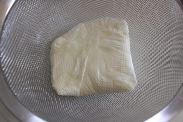 IMG 1019 人気の水切りヨーグルトでオレオチーズケーキ風のレシピ。レンジで簡単作り方。生クリームなし。