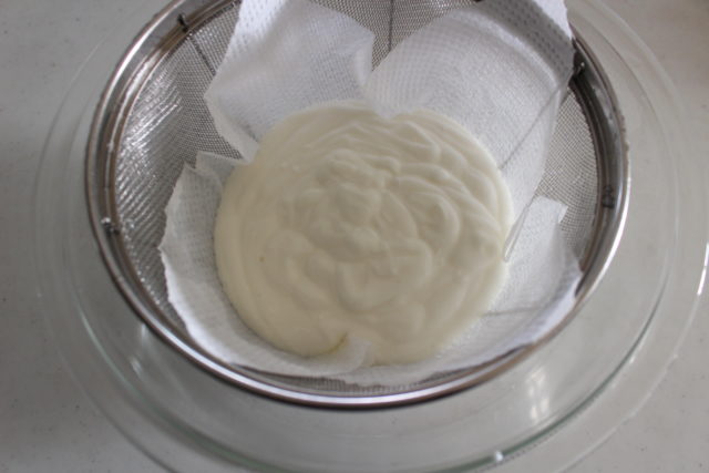IMG 1027 人気の水切りヨーグルトでオレオチーズケーキ風のレシピ。レンジで簡単作り方。生クリームなし。