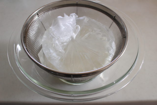 IMG 1030 1 人気の水切りヨーグルトでオレオチーズケーキ風のレシピ。レンジで簡単作り方。生クリームなし。