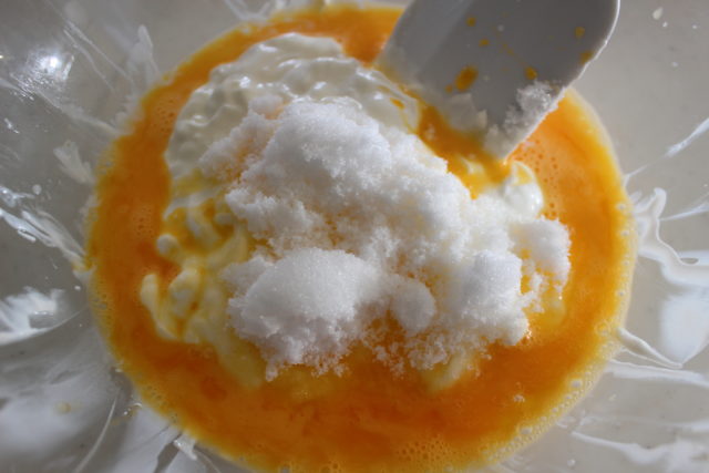 IMG 1035 1 人気の水切りヨーグルトでオレオチーズケーキ風のレシピ。レンジで簡単作り方。生クリームなし。