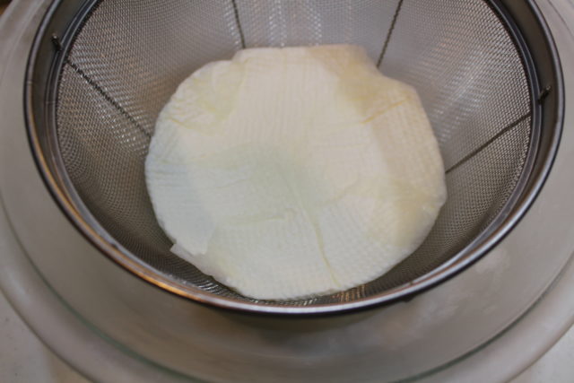 IMG 1099 人気の水切りヨーグルトでオレオチーズケーキ風のレシピ。レンジで簡単作り方。生クリームなし。