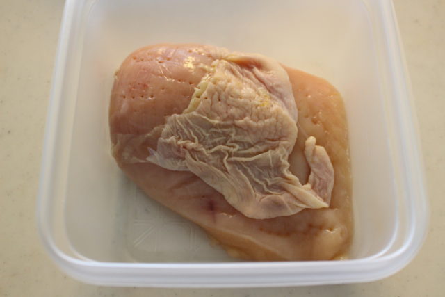 IMG 2578 材料３つで節約！糖質オフの鶏ムネ肉レシピ。人気のレンジ蒸し鶏の一番簡単な作り方。