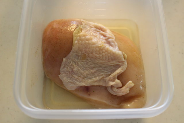 IMG 2579 材料３つで節約！糖質オフの鶏ムネ肉レシピ。人気のレンジ蒸し鶏の一番簡単な作り方。