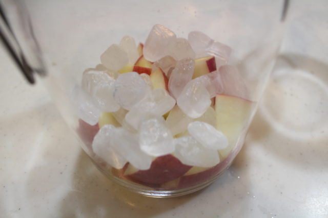 IMG 3409 氷砂糖で彩り豊かなフルーツビネガーの作り方（アップルビネガーとマスカットビネガーのレシピ）