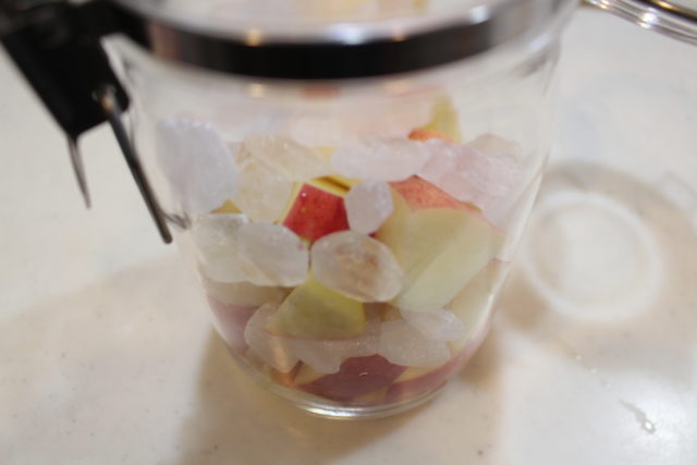 IMG 3410 氷砂糖で彩り豊かなフルーツビネガーの作り方（アップルビネガーとマスカットビネガーのレシピ）
