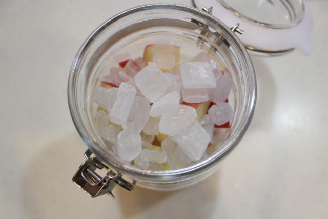 IMG 3413 氷砂糖で彩り豊かなフルーツビネガーの作り方（アップルビネガーとマスカットビネガーのレシピ）