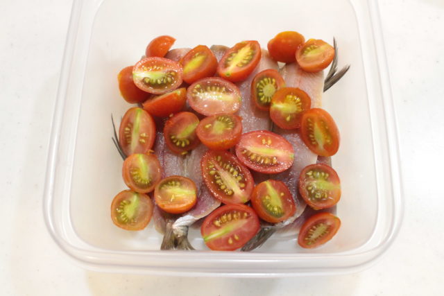 IMG 4160 材料３つで１０分で作れる魚の常備菜レシピ。いわしとミニトマトのカンタン酢漬け