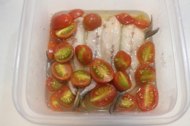 IMG 4171 材料３つで１０分で作れる魚の常備菜レシピ。いわしとミニトマトのカンタン酢漬け