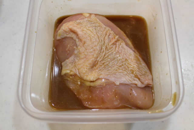 IMG 4197 鶏胸肉の節約作り置きおかずレシピ。鶏ムネ肉のみそだれ鶏チャーシューの作り方。