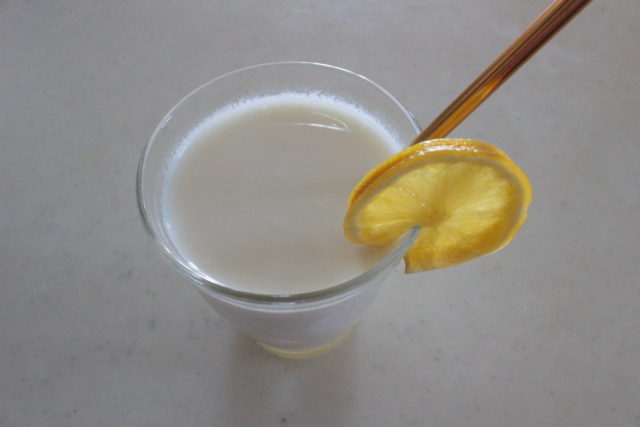 IMG 0383 材料３つ！氷砂糖で手作りレモンシロップの簡単レシピ。漬けたレモンの使い道もご紹介。