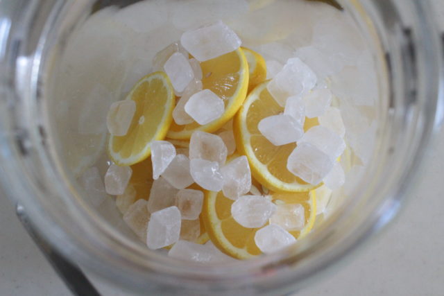 IMG 4008 材料３つ！氷砂糖で手作りレモンシロップの簡単レシピ。漬けたレモンの使い道もご紹介。