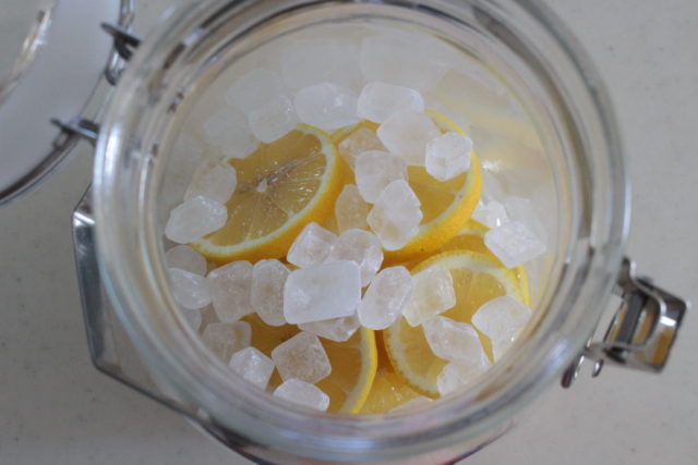 IMG 4013 材料３つ！氷砂糖で手作りレモンシロップの簡単レシピ。漬けたレモンの使い道もご紹介。