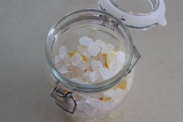 IMG 4017 材料３つ！氷砂糖で手作りレモンシロップの簡単レシピ。漬けたレモンの使い道もご紹介。