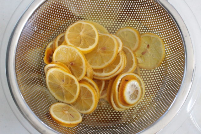 IMG 4042 材料３つ！氷砂糖で手作りレモンシロップの簡単レシピ。漬けたレモンの使い道もご紹介。
