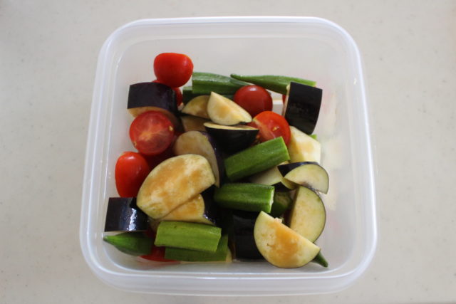 IMG 9936 夏野菜の大量消費に！レンジでなすとオクラとミニトマトの揚げない煮びたしの作り方。白だしで味付け簡単レシピ。