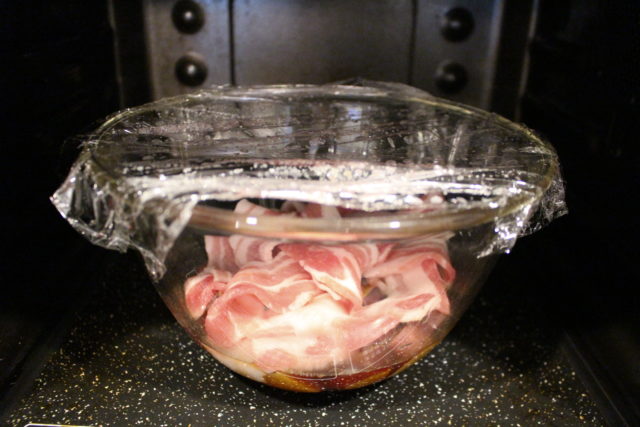 IMG 3239 ホクホクさつまいもと豚バラ肉の甘辛煮の作り方。レンジで簡単常備菜レシピ。