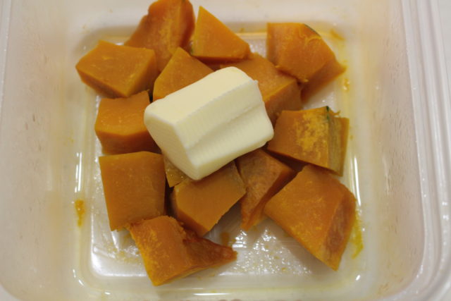 IMG 3898 ハロウィンの簡単レシピ！もちもちカボチャとザクザクオレオの蒸しケーキのレンジで簡単作り方。
