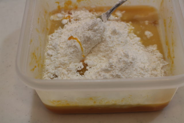 IMG 3908 ハロウィンの簡単レシピ！もちもちカボチャとザクザクオレオの蒸しケーキのレンジで簡単作り方。