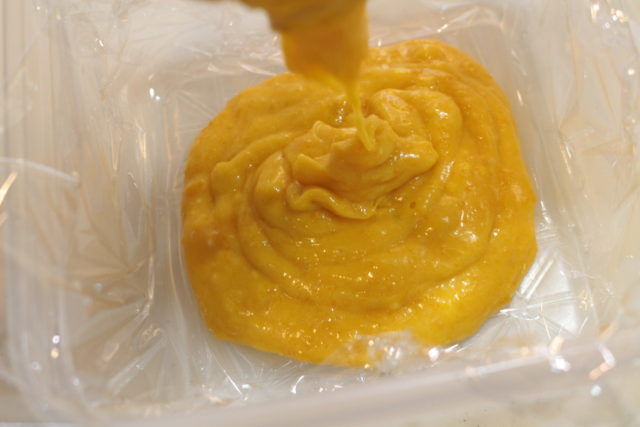 IMG 3913 ハロウィンの簡単レシピ！もちもちカボチャとザクザクオレオの蒸しケーキのレンジで簡単作り方。