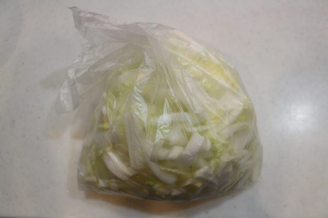 IMG 5327 人気の定番作り置きレシピ。白菜とコーンのコールスローの簡単作り方。白菜の大量消費におすすめ！