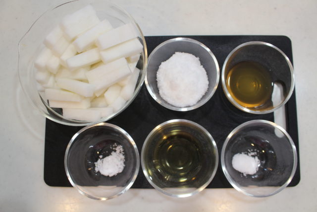 IMG 5381 大根の大量消費におすすめレシピ！大根の塩レモン漬けの作り方。日持ちする常備菜。