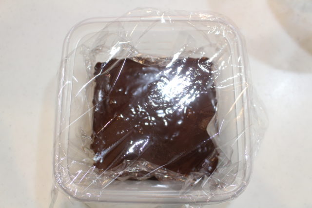 IMG 5504 レンジで簡単！話題の手作りクリスマスのチョコケーキのレシピ。作業20分で作れます。