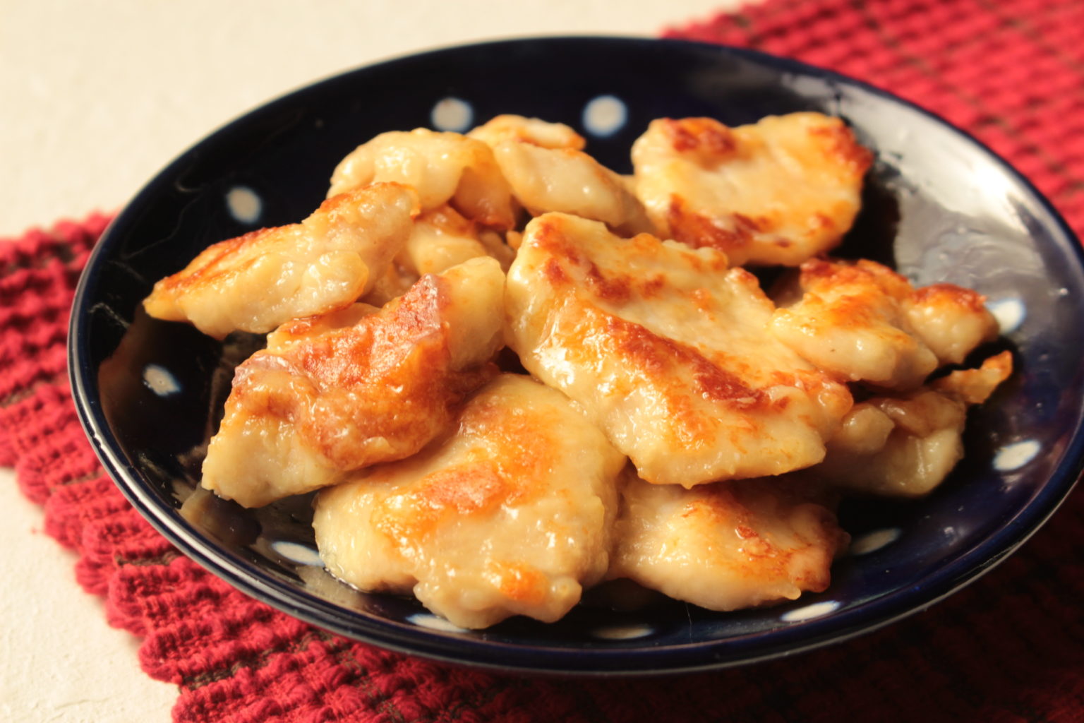 ベーコンとクリームチーズを詰めた鶏胸肉のレシピ