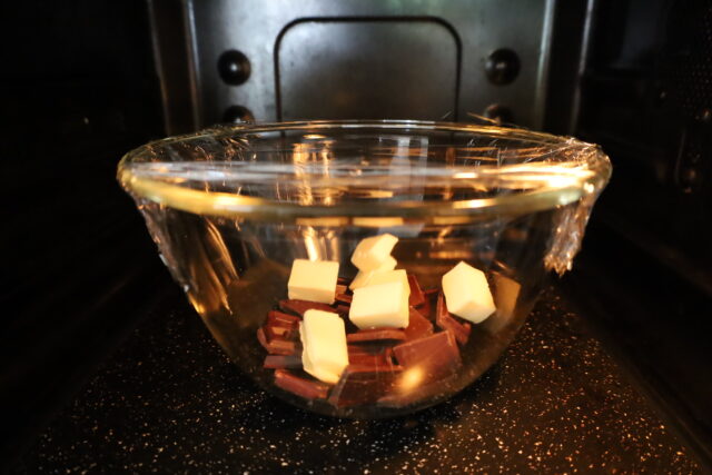 IMG 8265 バレンタインにおすすめ！レンジだけで作れる最高に簡単なチョココーティングケーキのレシピ。