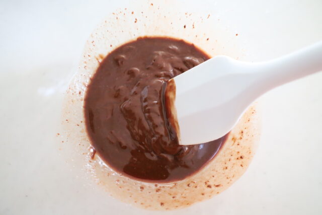 IMG 8269 バレンタインにおすすめ！レンジだけで作れる最高に簡単なチョココーティングケーキのレシピ。