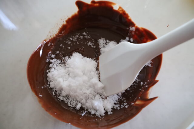 IMG 8270 バレンタインにおすすめ！レンジだけで作れる最高に簡単なチョココーティングケーキのレシピ。