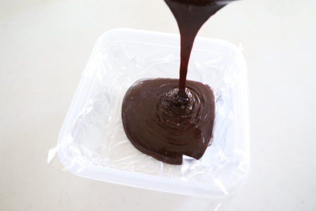 IMG 8295 バレンタインにおすすめ！レンジだけで作れる最高に簡単なチョココーティングケーキのレシピ。