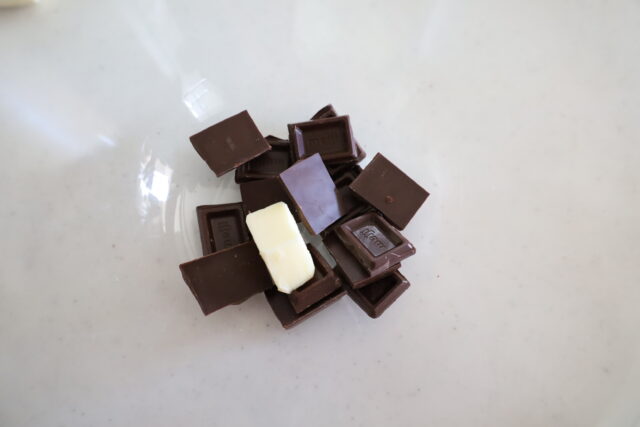IMG 8306 バレンタインにおすすめ！レンジだけで作れる最高に簡単なチョココーティングケーキのレシピ。