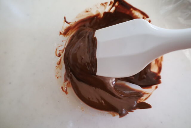 IMG 8307 バレンタインにおすすめ！レンジだけで作れる最高に簡単なチョココーティングケーキのレシピ。