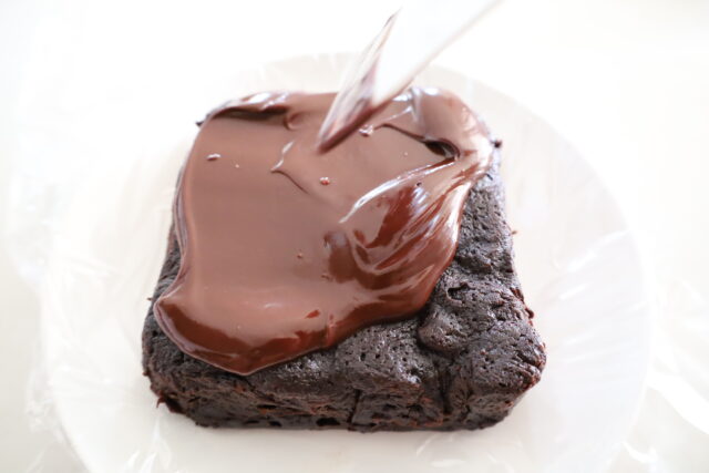 IMG 8324 バレンタインにおすすめ！レンジだけで作れる最高に簡単なチョココーティングケーキのレシピ。