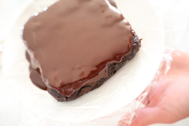 IMG 8333 バレンタインにおすすめ！レンジだけで作れる最高に簡単なチョココーティングケーキのレシピ。