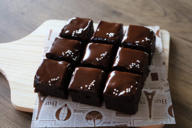 IMG 8414 バレンタインにおすすめ！レンジだけで作れる最高に簡単なチョココーティングケーキのレシピ。