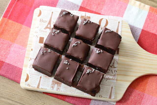 IMG 8455 バレンタインにおすすめ！レンジだけで作れる最高に簡単なチョココーティングケーキのレシピ。