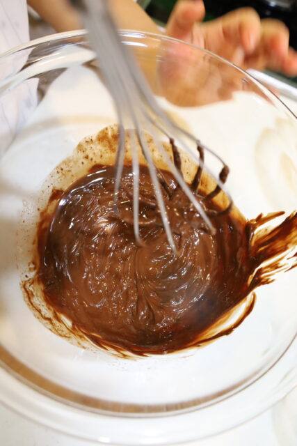 4B65265A 896A 48F2 B070 06572215F902 レンジでまるで生チョコ食感！ふわとろ生チョコテリーヌの超簡単作り方。